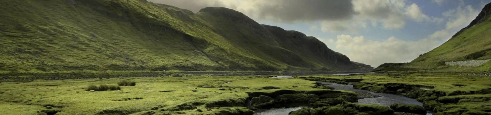 Vallee verdoyante avec riviere et montagnes - Highlands - Ecosse