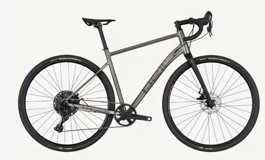 Velo gravel gris avec guidon de course - Circuit Prague-Cracovie