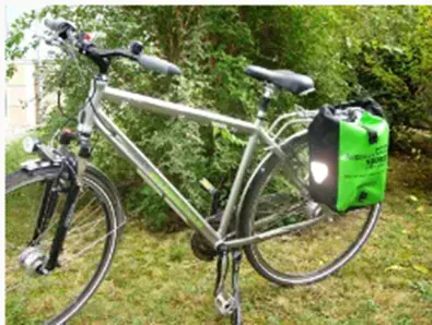 Velo de randonnee gris avec sacoche verte - Piste cyclable Elbe Allemagne