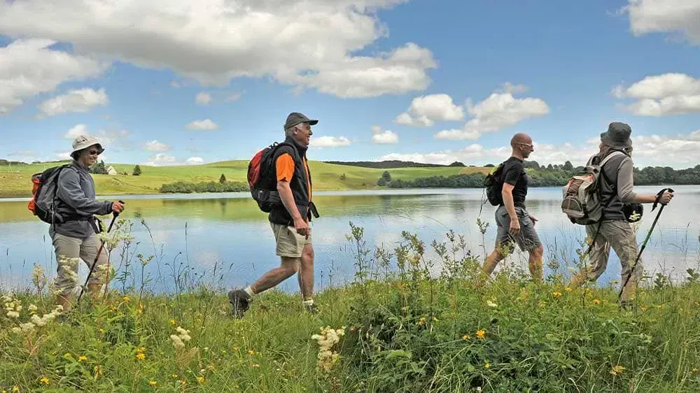 Groupe De Randonneurs Dans Le Massif Du Sancy C J. Damase Auvergne Rhone Alpes Tourisme - Alpes - France