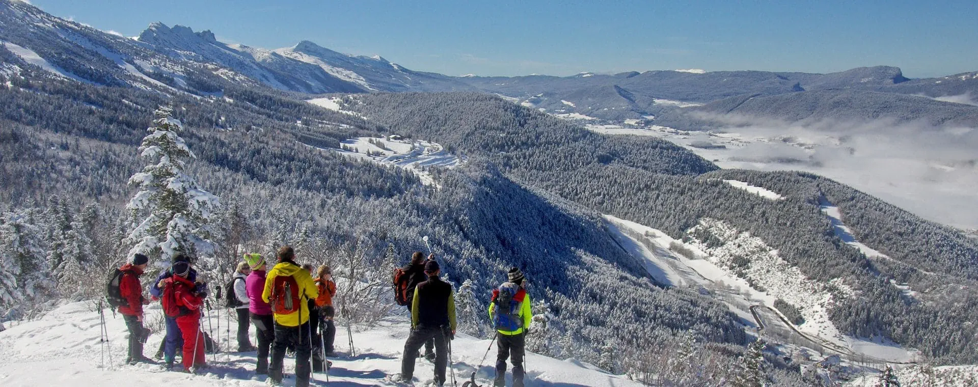 Groupe De Randonneurs Devant Le Massif Du Vercors En Hiver Depuis Les Ramees C Eric Charron - Vercors - France