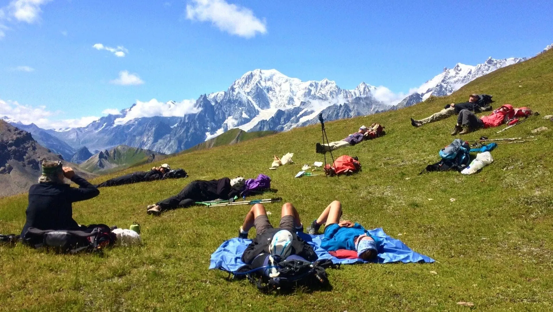 Groupe De Randonneurs Se Reposant Sur Lherbe C Laurent Comte - Italie © Laurent Comte