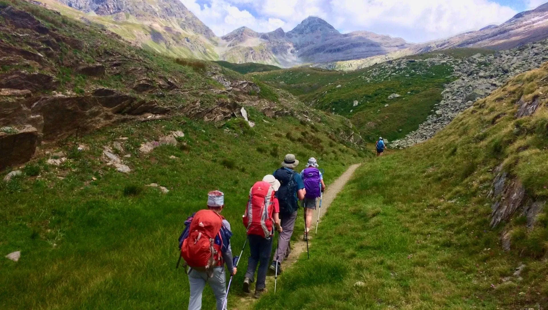 Groupe De Randonneurs Sur Le Tour Des Geants C Laurent Comte - Italie © Laurent Comte
