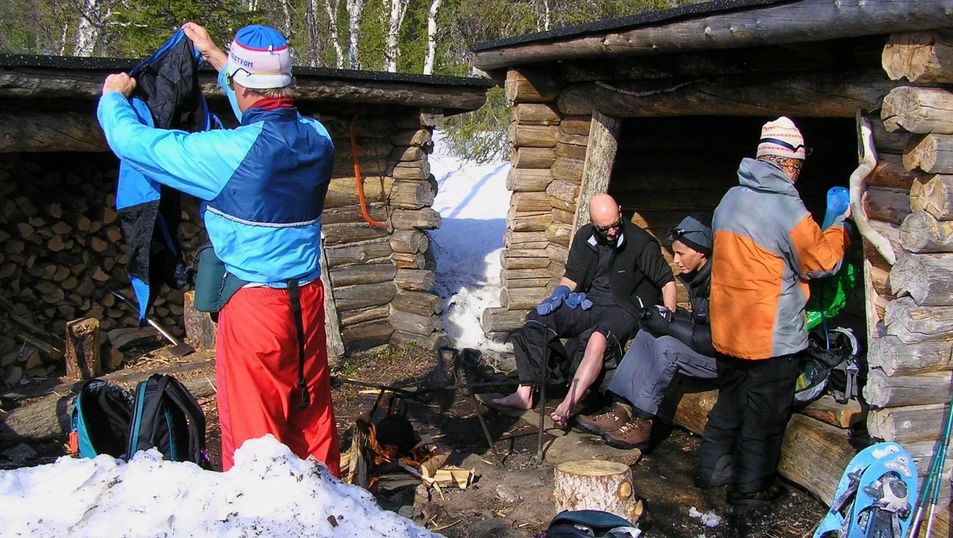 Groupe En Raquettes Se Reposant Au Coin Du Feu En Laponie Finlandaise - Laponie - Finlande