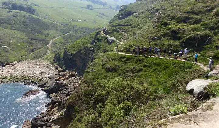 Groupe de randonneurs sur sentier littoral - Pays Basque France