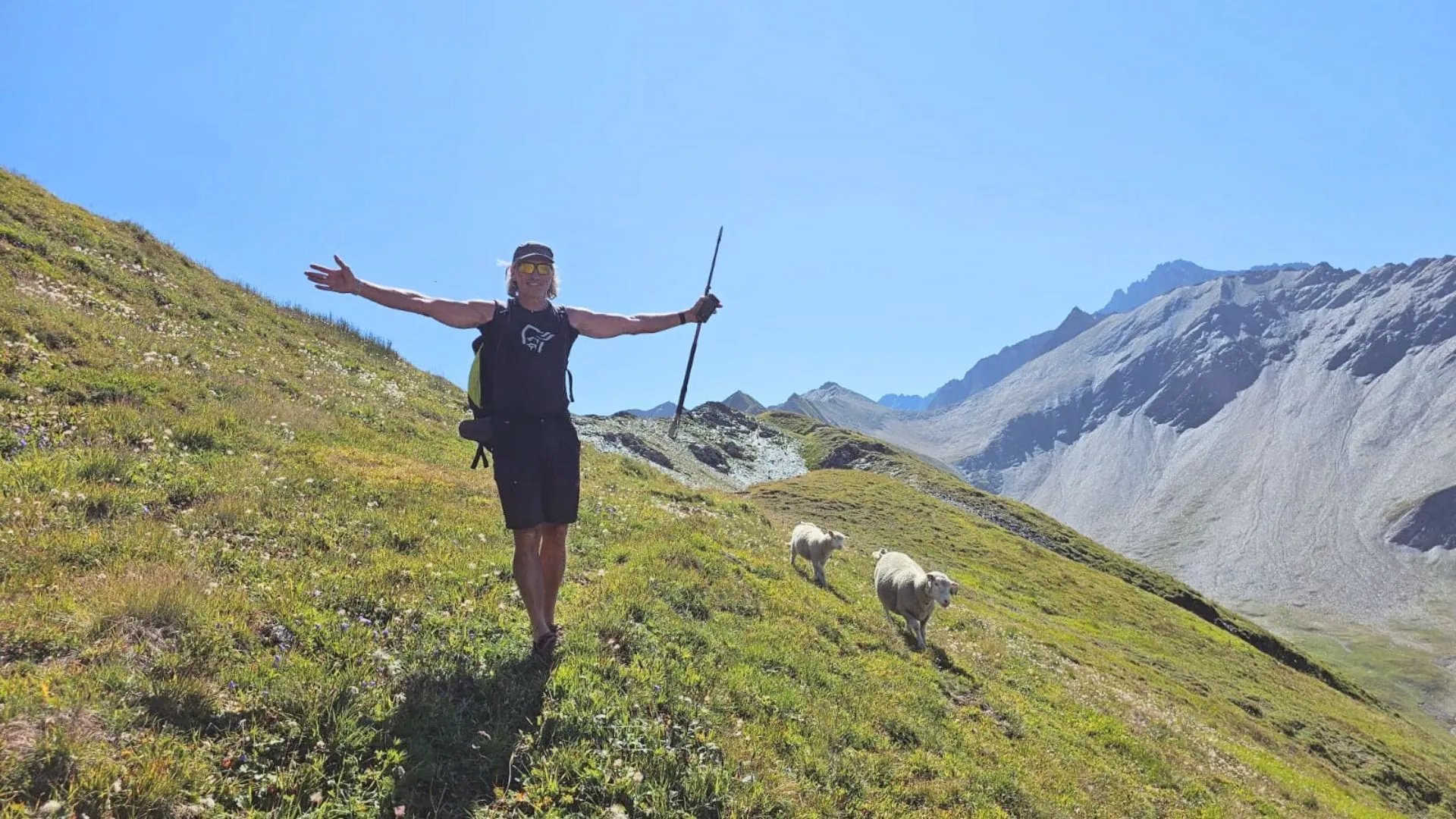 Groupe de randonneurs au col du Tour du Mont-Blanc - France
