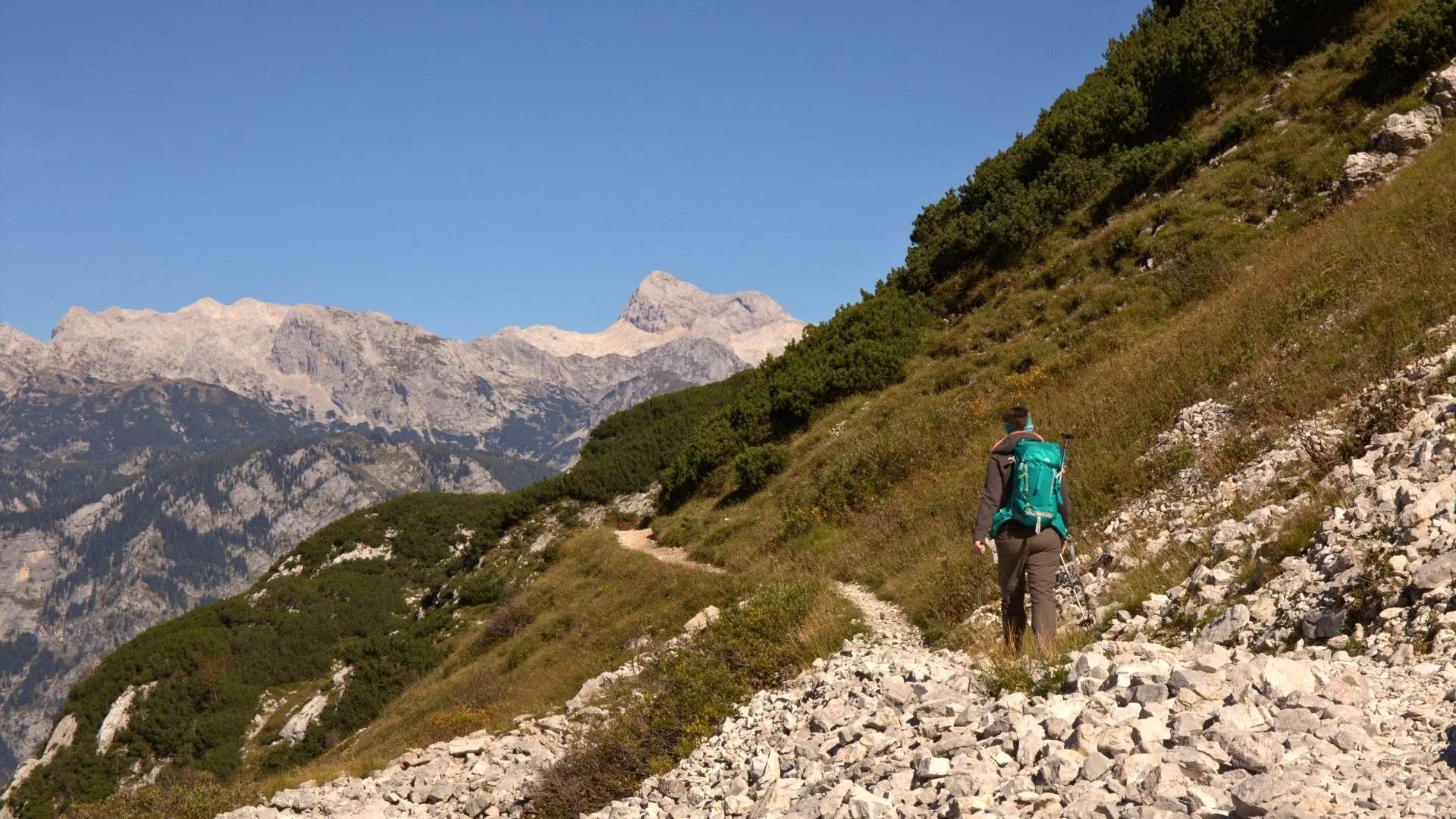 Groupe de randonneurs en automne dans les Alpes Juliennes - Slovénie