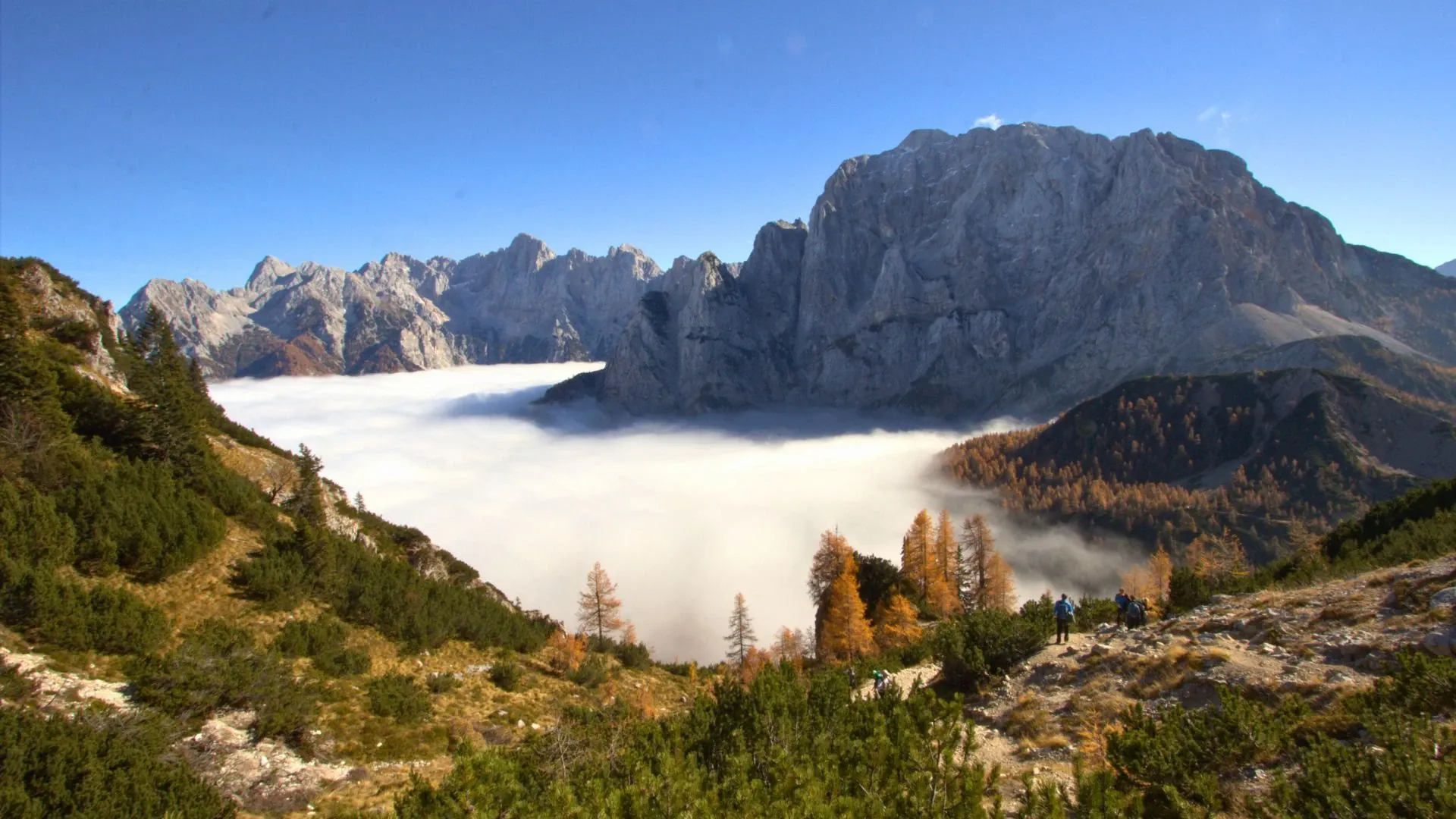 Groupe de randonneurs dans les Alpes Juliennes - Slovenie