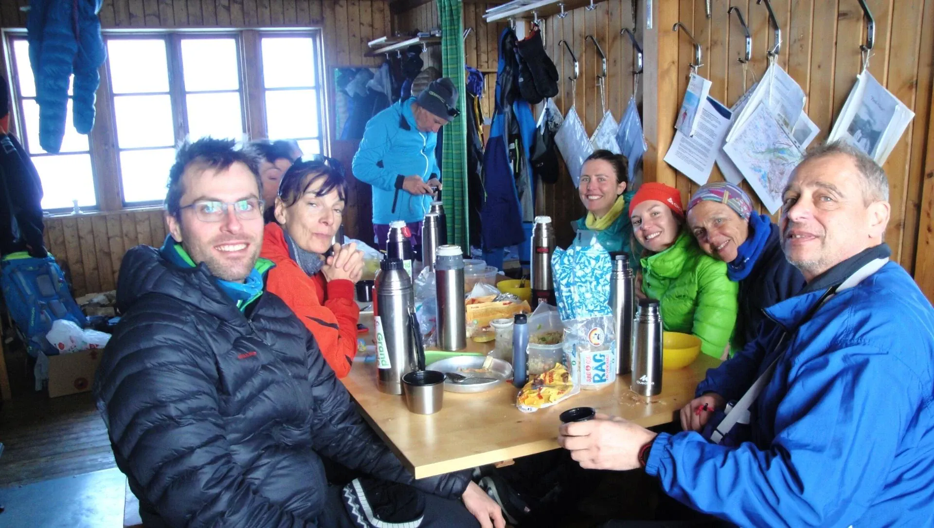 Groupe D Aventuriers Dans Un Refuge De La Kungsleden Doriane Argaud - Suède