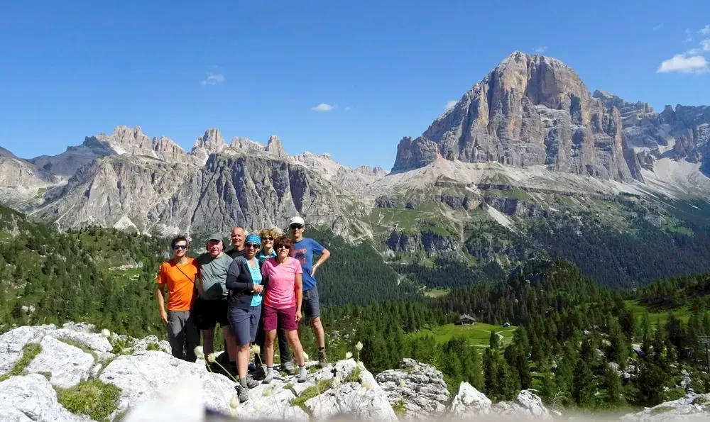 Groupe De Randonneurs Devant Le Tofane