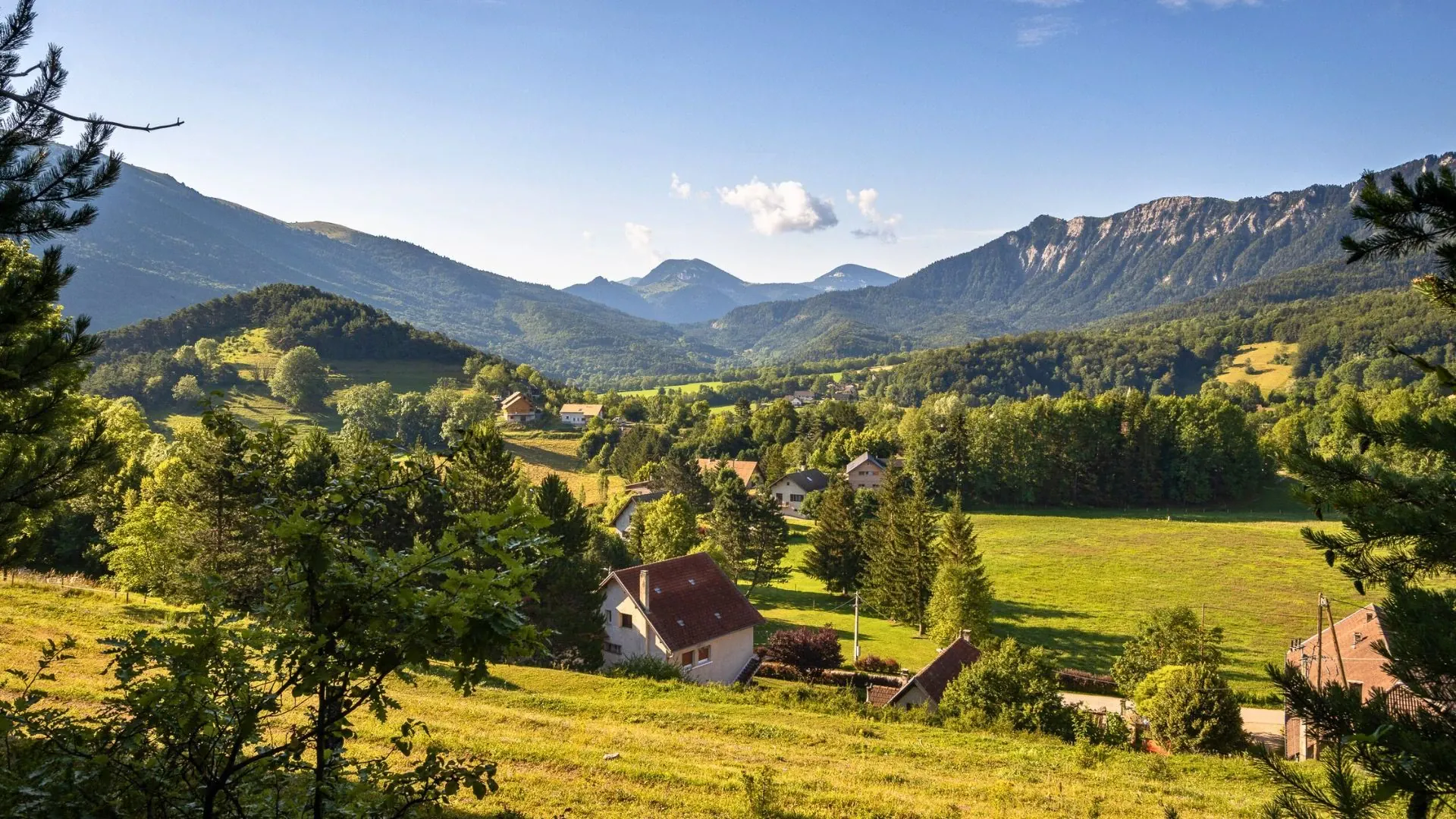 Groupe de randonneurs sur l'itinéraire Grenoble-Briançon - France