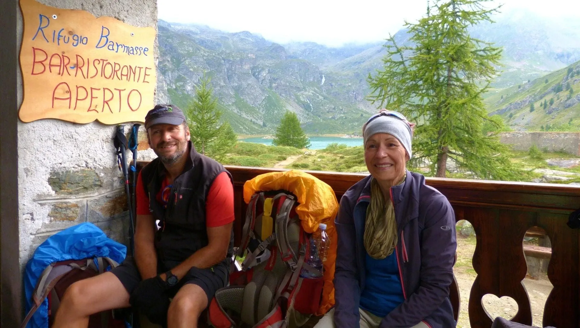 Halte De Randonneurs Au Refuge Barmasse C Helene Le Floch - Italie © Helene Le Floch