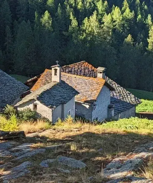 Hameau Avec Maison En Toit De Lauzes Sur Le Chemin