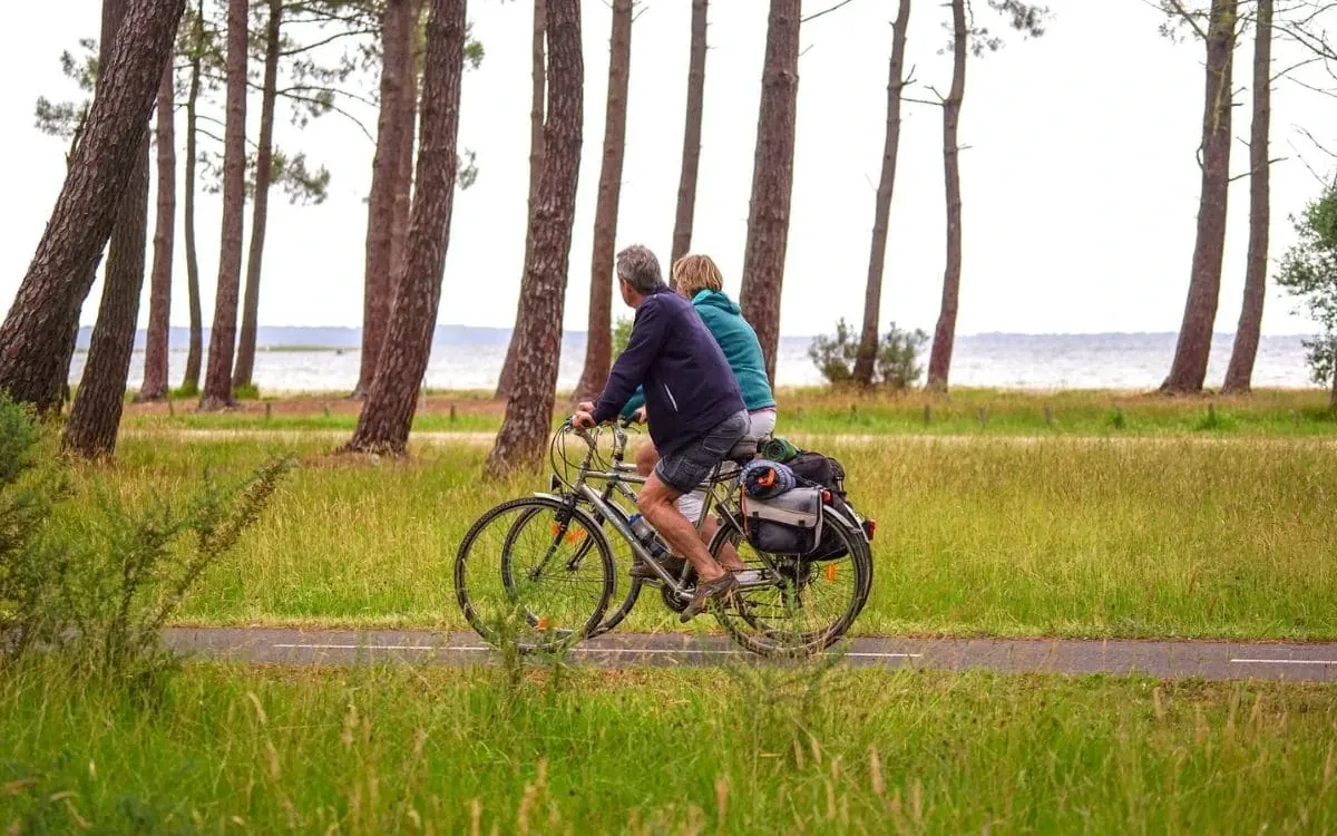 Caméra GoPro tenue en main pour filmer en voyage - handheld-gopro-camera-for-filming-while-traveling-2