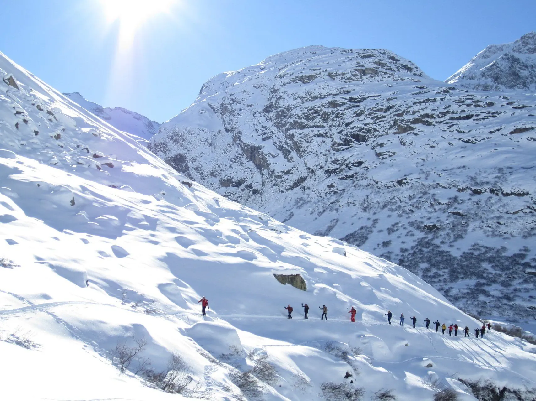 Randonneuse admirant la vue sur les Carpates - Roumanie