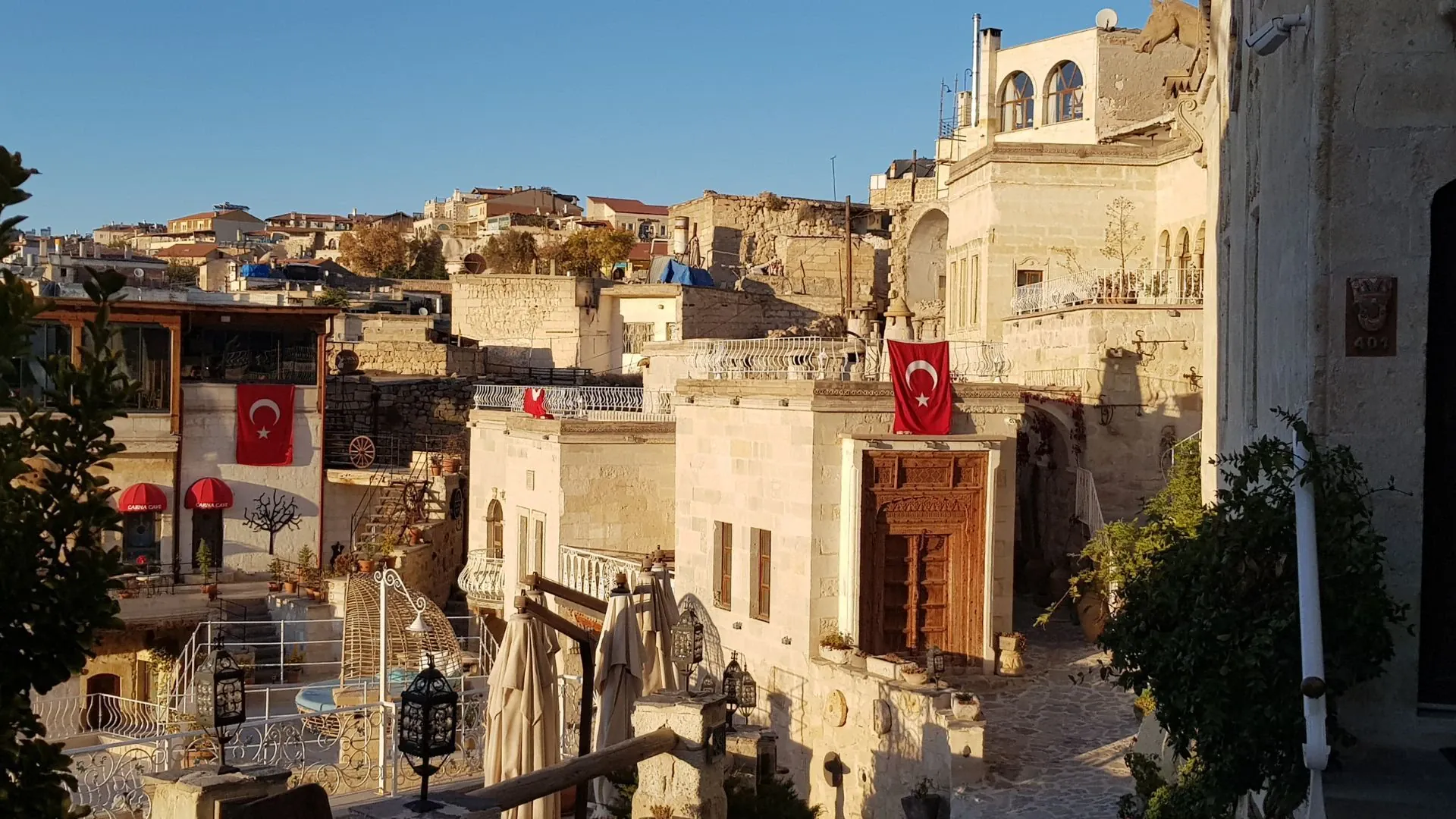 Randonneur parmi les formations rocheuses - Cappadoce - Turquie
