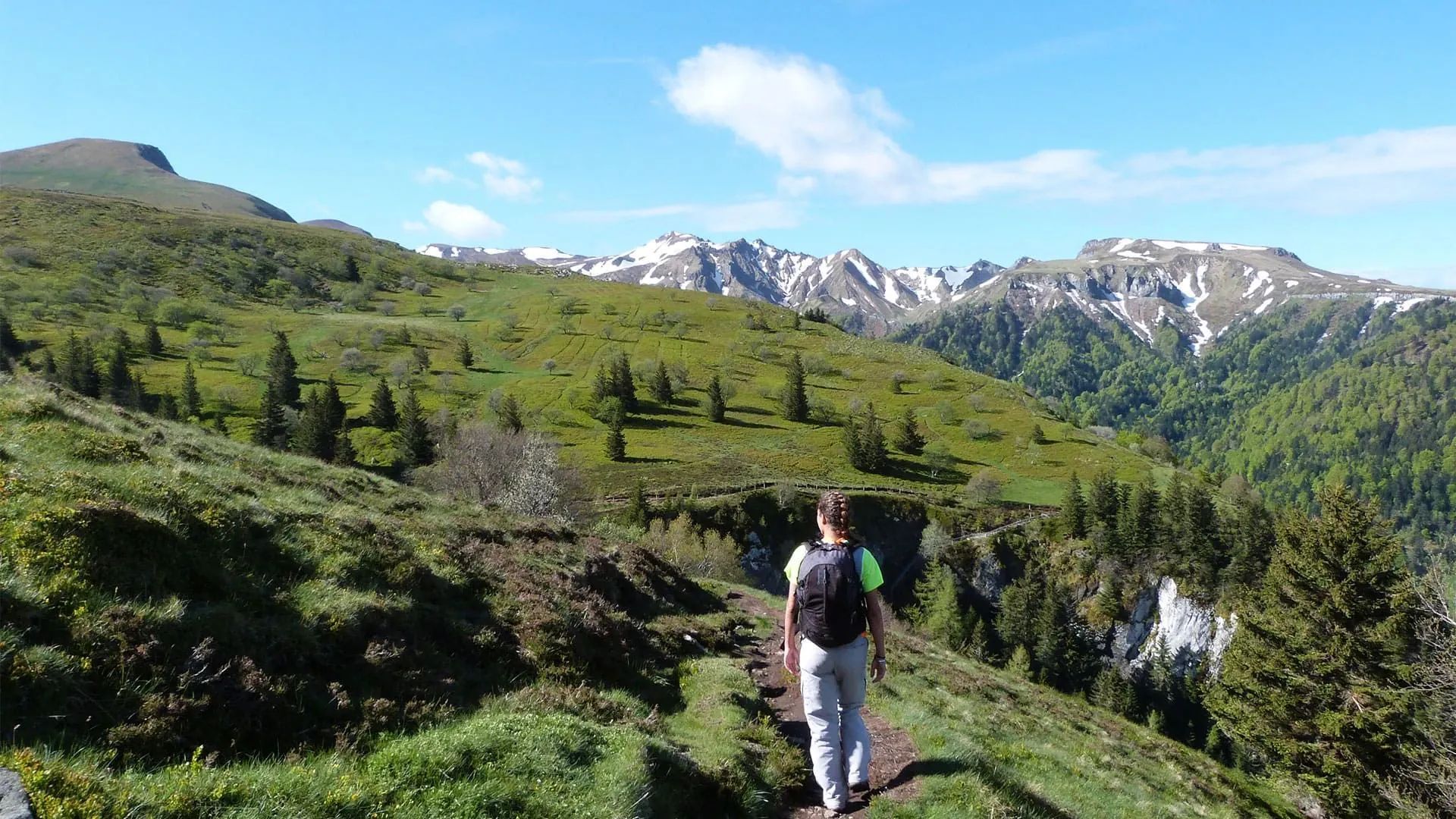 Randonneur au Col de la Saxe - Tour du Mont-Blanc - France