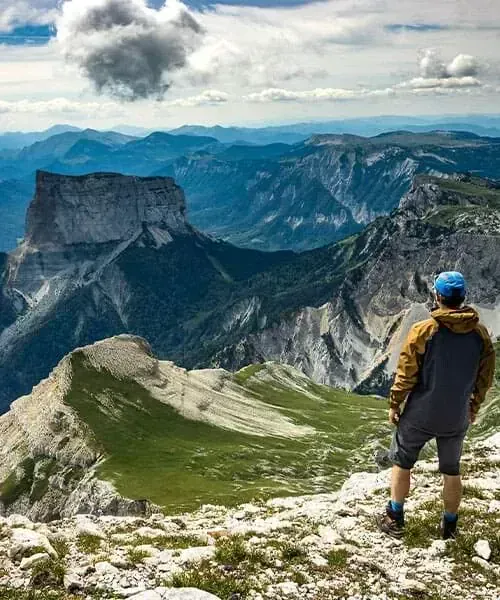 Randonneur au sommet du Grand Veymont avec vue sur le Mont Aiguille - Vercors - France © X. Argeles