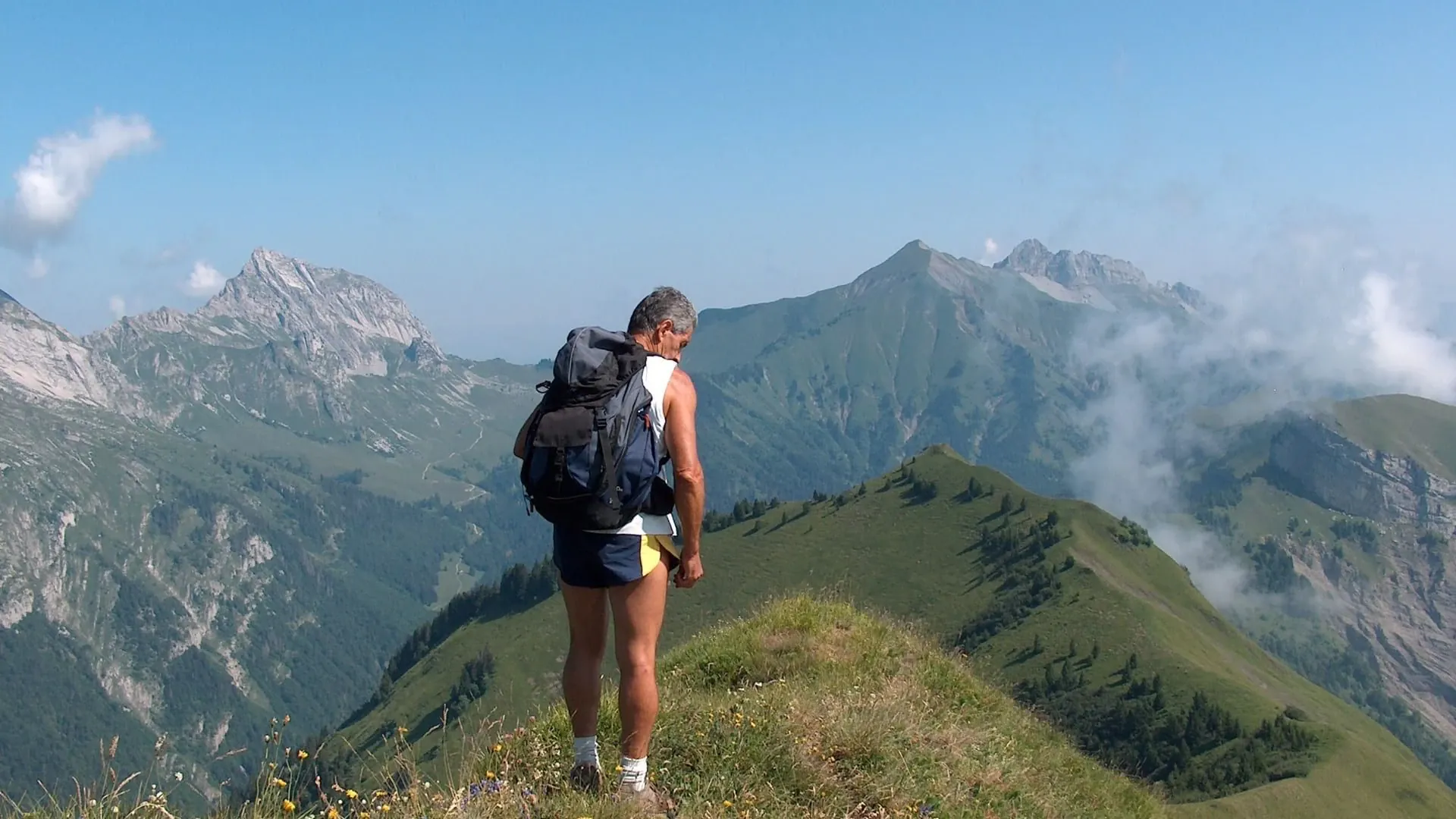 Randonneur au Pas de l Aiguille - Vercors - France © Quentin Vanaker
