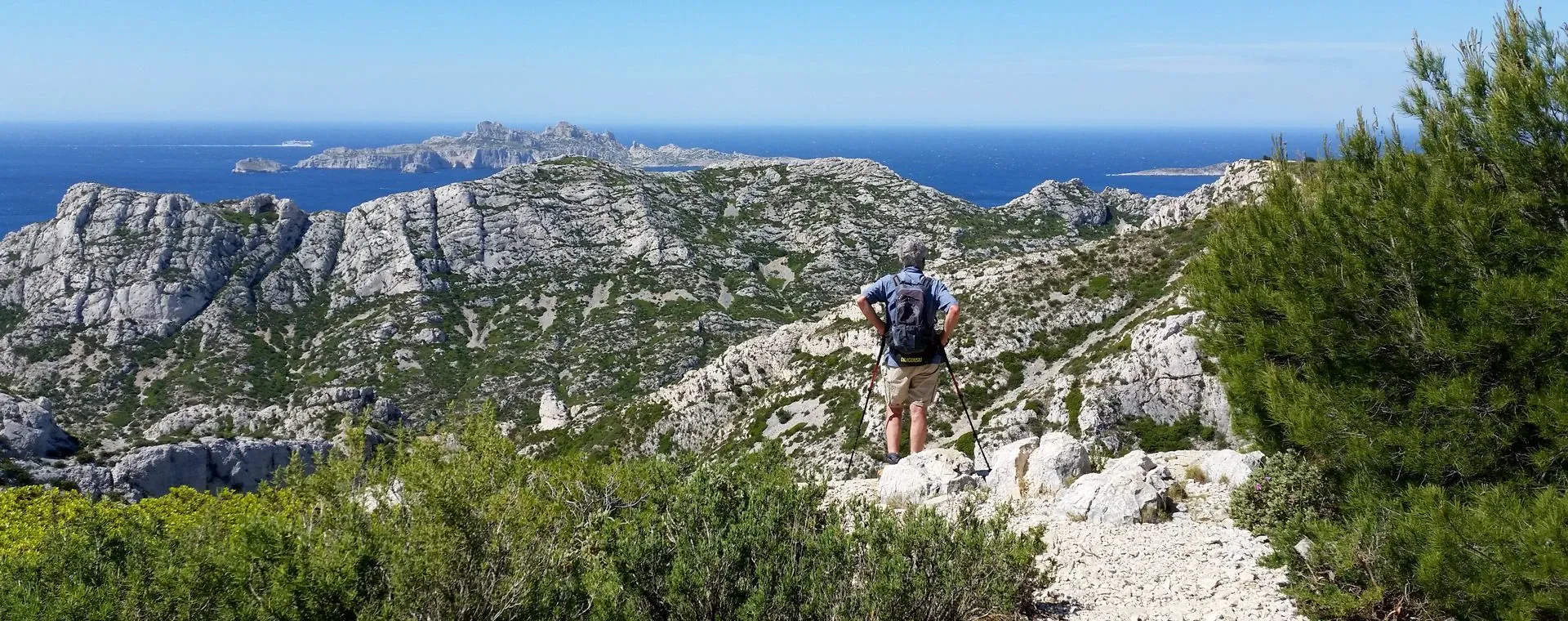Randonneur au bord d un lac - Engadine - Suisse