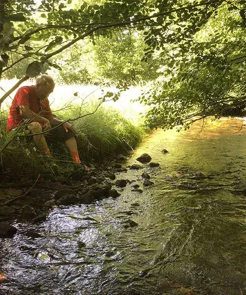 Randonneur au bord d'un ruisseau - Vallée de la Gioune - France