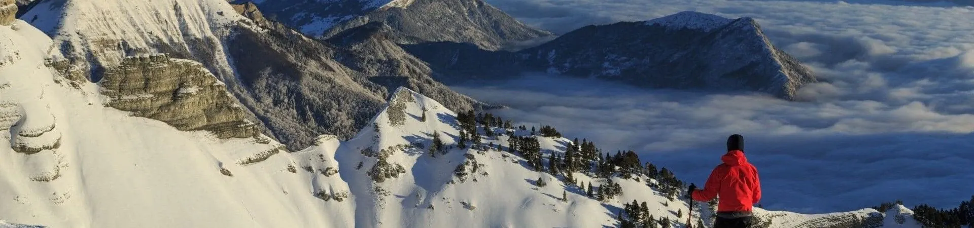 Randonneur contemplant le Mont Aiguille sous la neige et mer de nuages - Vercors - France