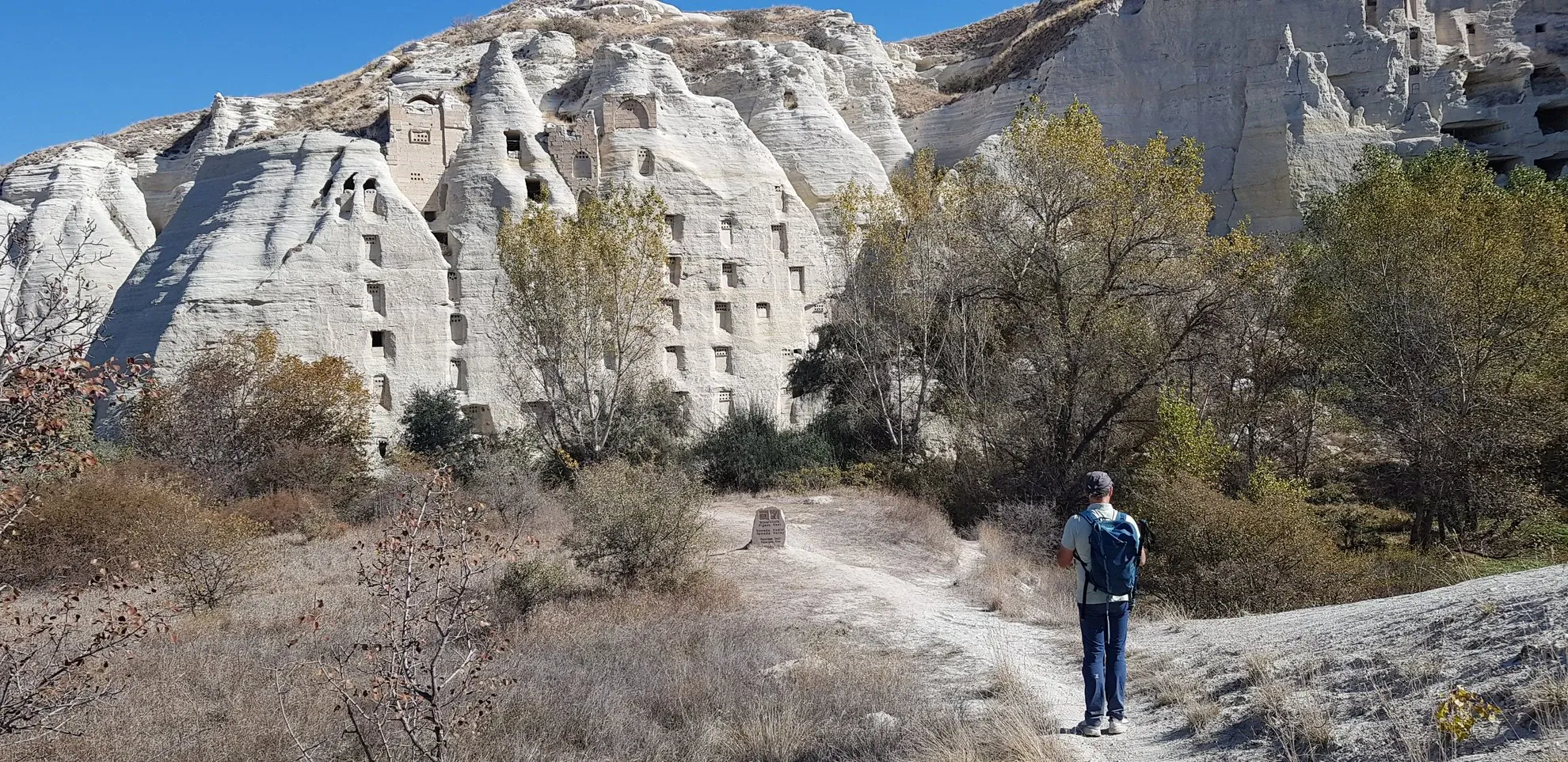Randonneur face aux habitations troglodytes - Vallée de Gomeda - Cappadoce - Turquie