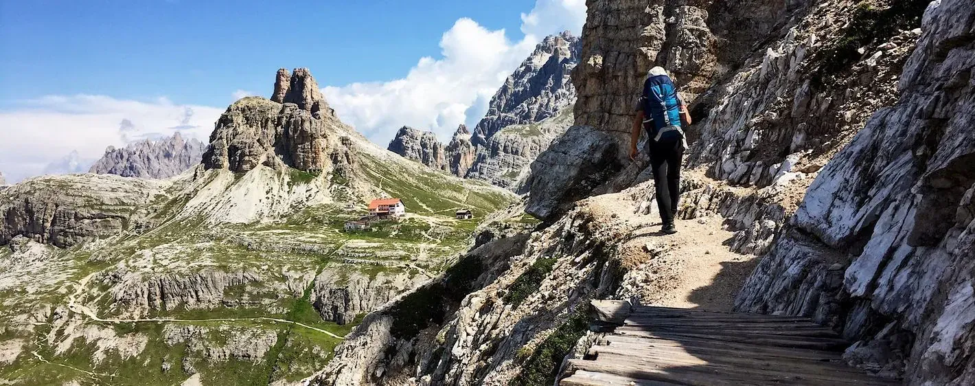 Randonneur face a l archipel de Riou - Calanques - France