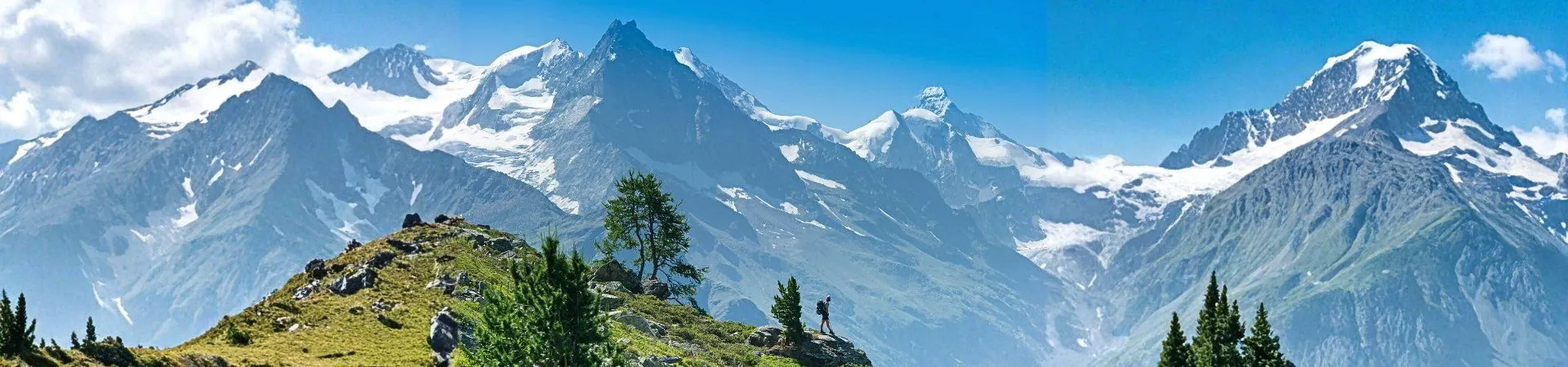 Randonneur face aux sommets enneiges - Alpes