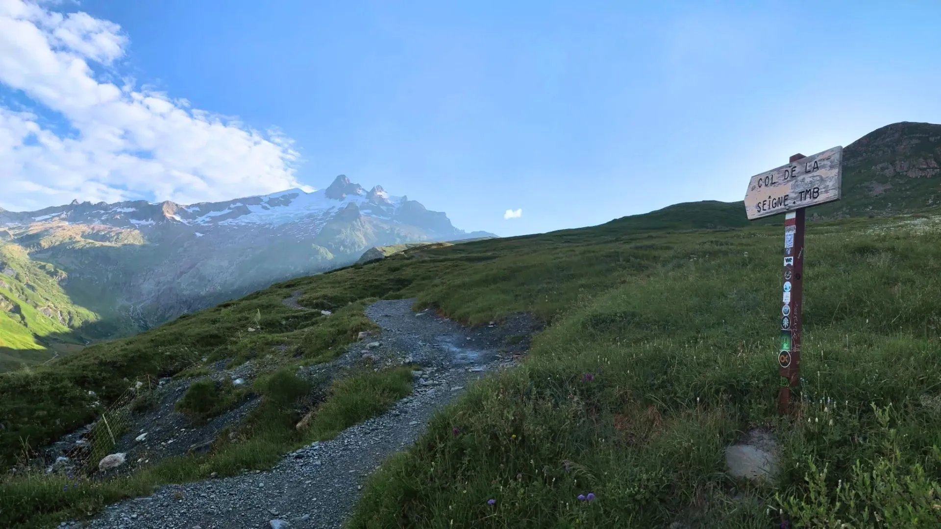 Randonneur face aux Aiguilles Rouges - Tour du Mont-Blanc - France