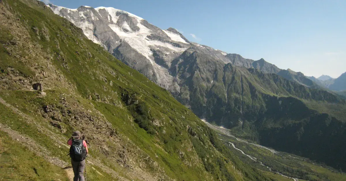 Randonneur face au glacier du Col du Tricot - Tour du Mont-Blanc - Alpes