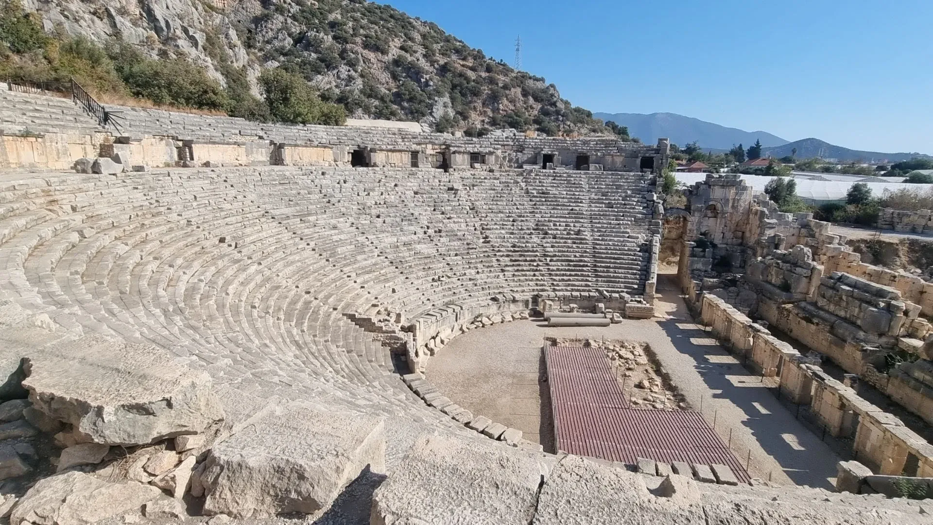 Randonneur face a la baie turquoise - Cote Lycienne - Turquie