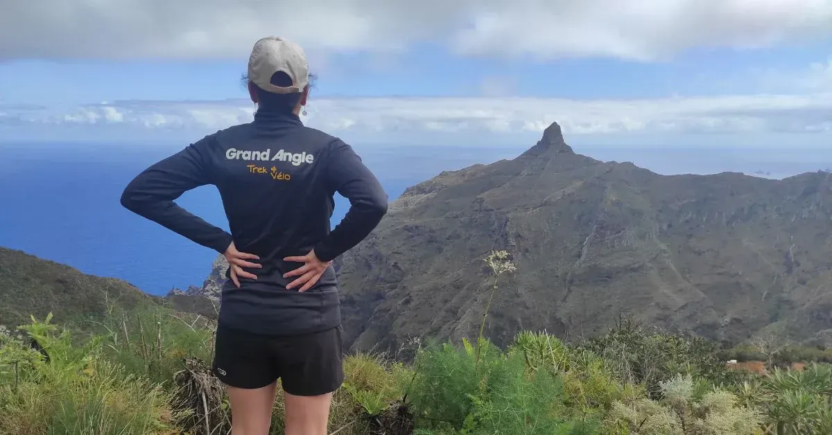 Randonneuse face aux montagnes volcaniques et l'océan - Ténérife - Canaries