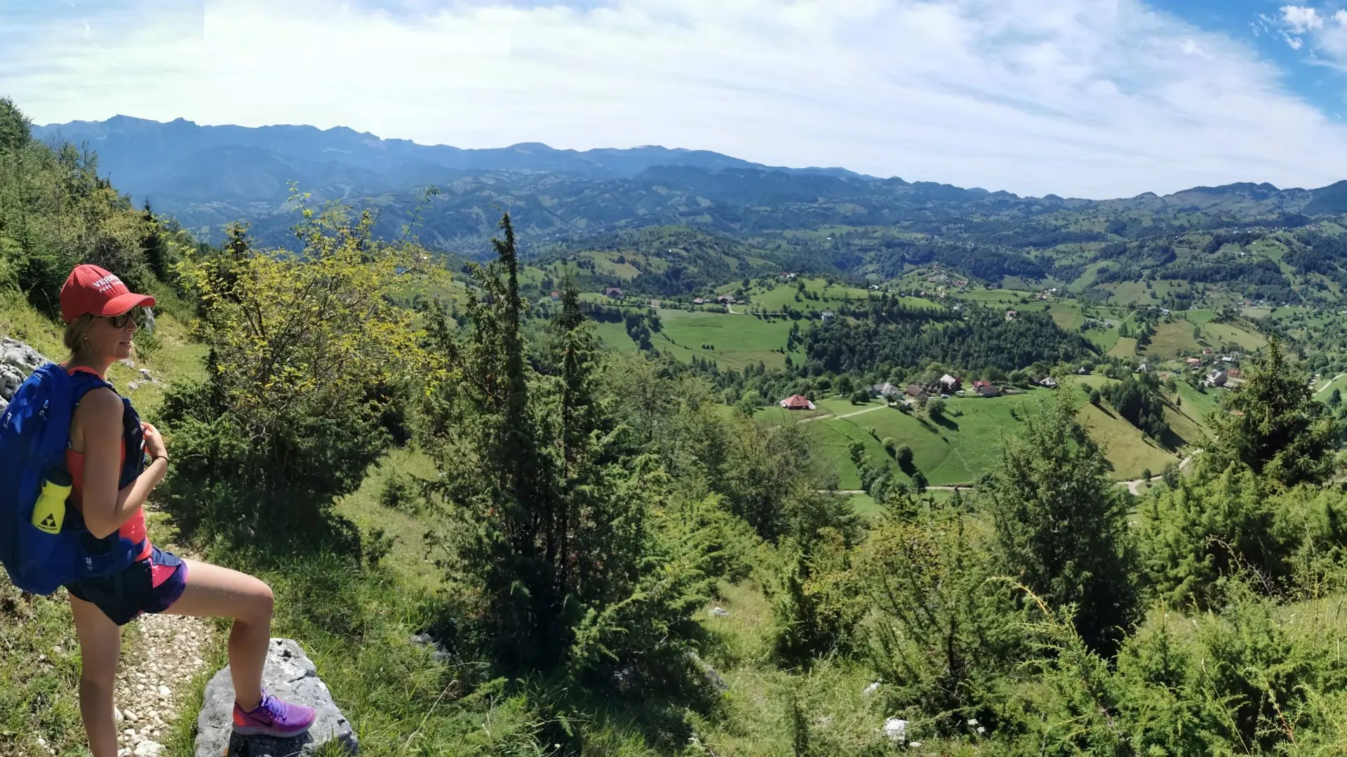 Randonneur dans les prairies des Carpates - Roumanie