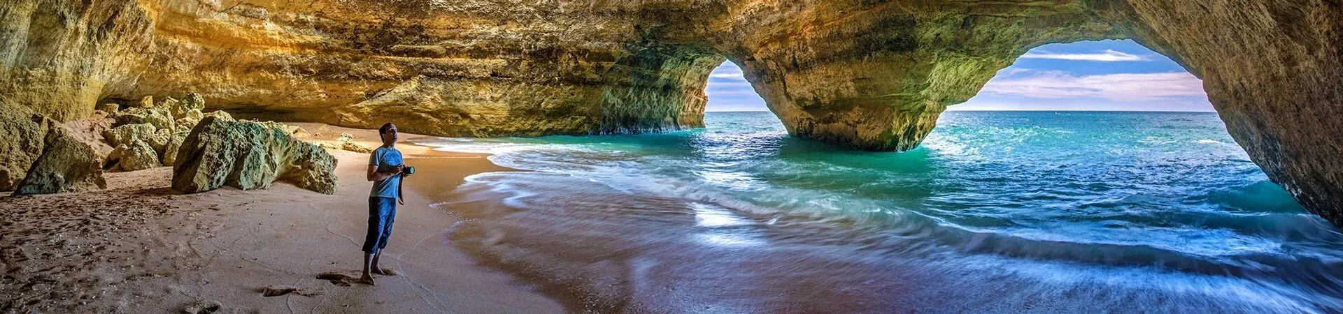 Randonneur dans une grotte marine - Benagil - Algarve Portugal