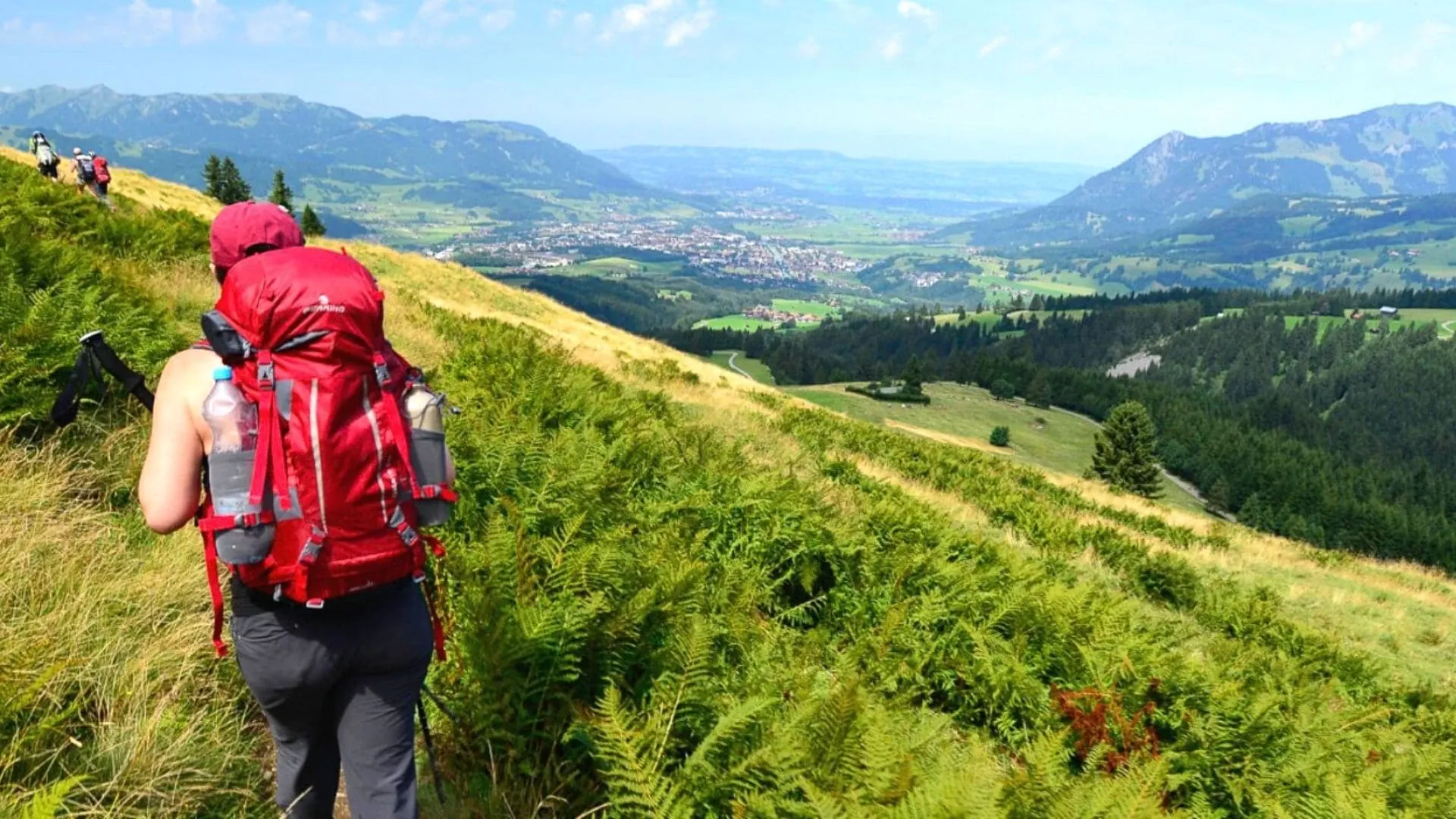 Randonneuse sur crête verdoyante avec vue sur la vallée - Alpes bavaroises © Jean-Marc Porte