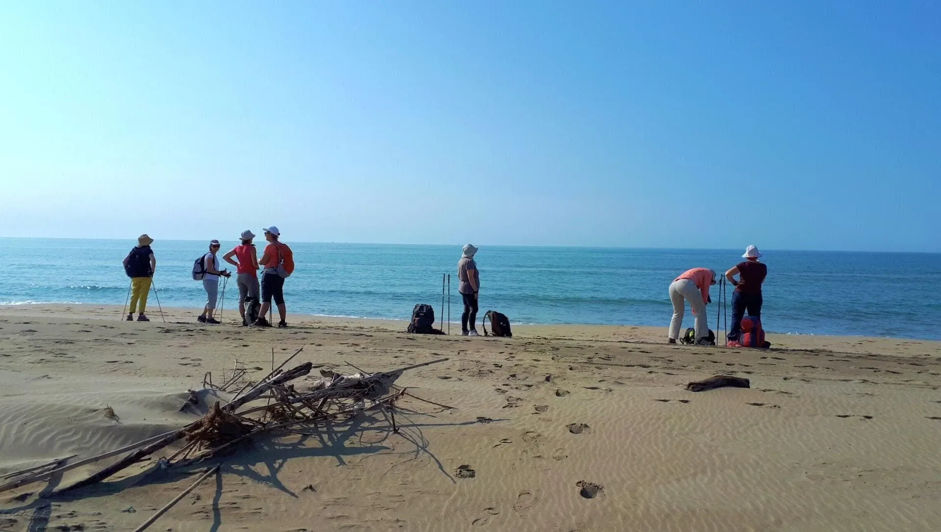Randonneur sur un sentier du Mercantour - Alpes - France