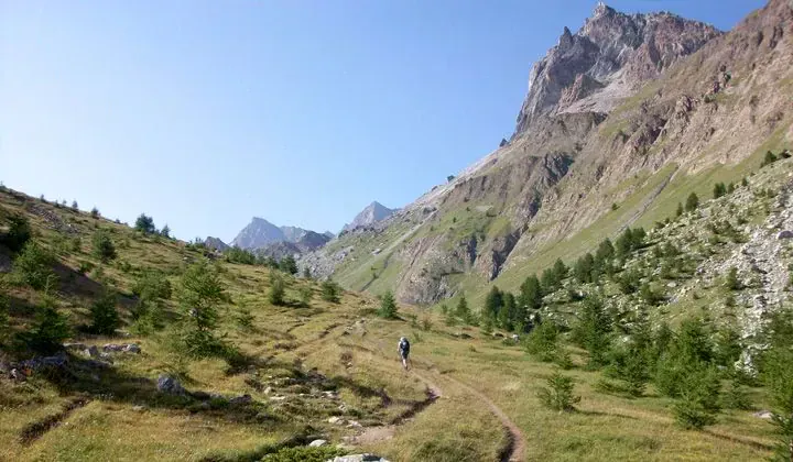 Randonneur sur sentier alpin - Haute Ubaye - Alpes du Sud France