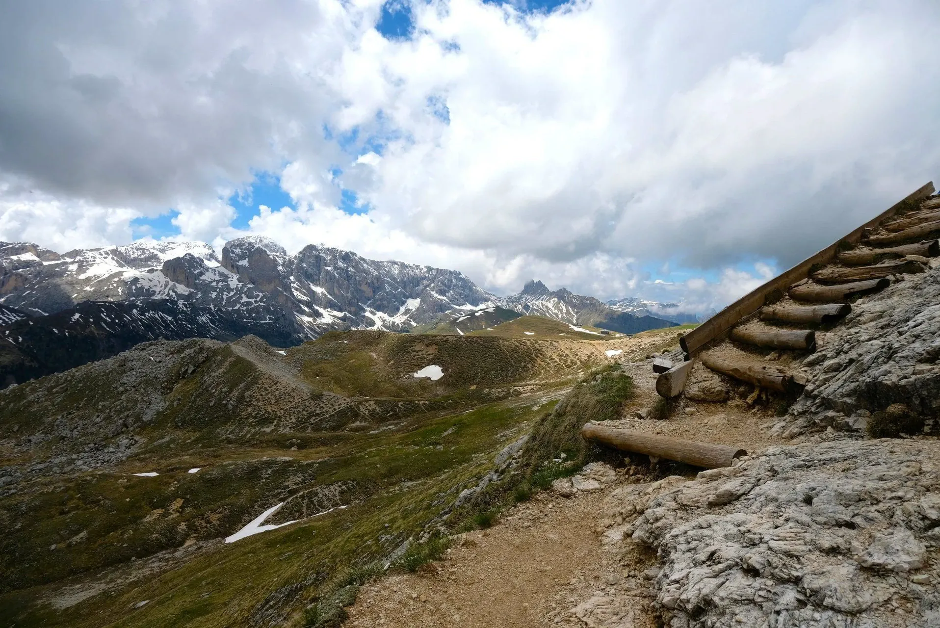 Randonneuse sur sentier alpin dans les Dolomites - Italie