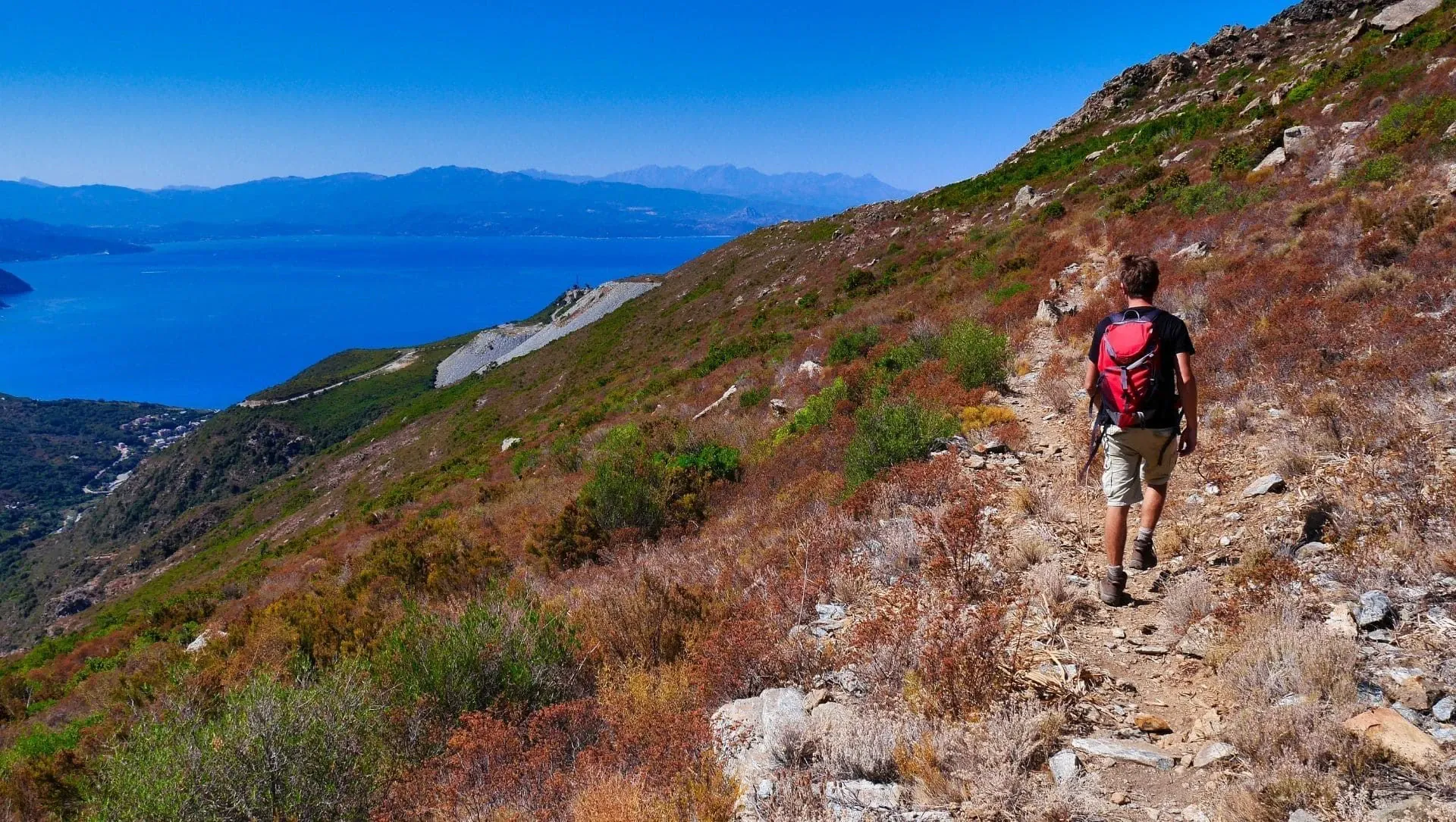 Randonneur sur la plage en Camargue - Provence - France © Francis Bonte