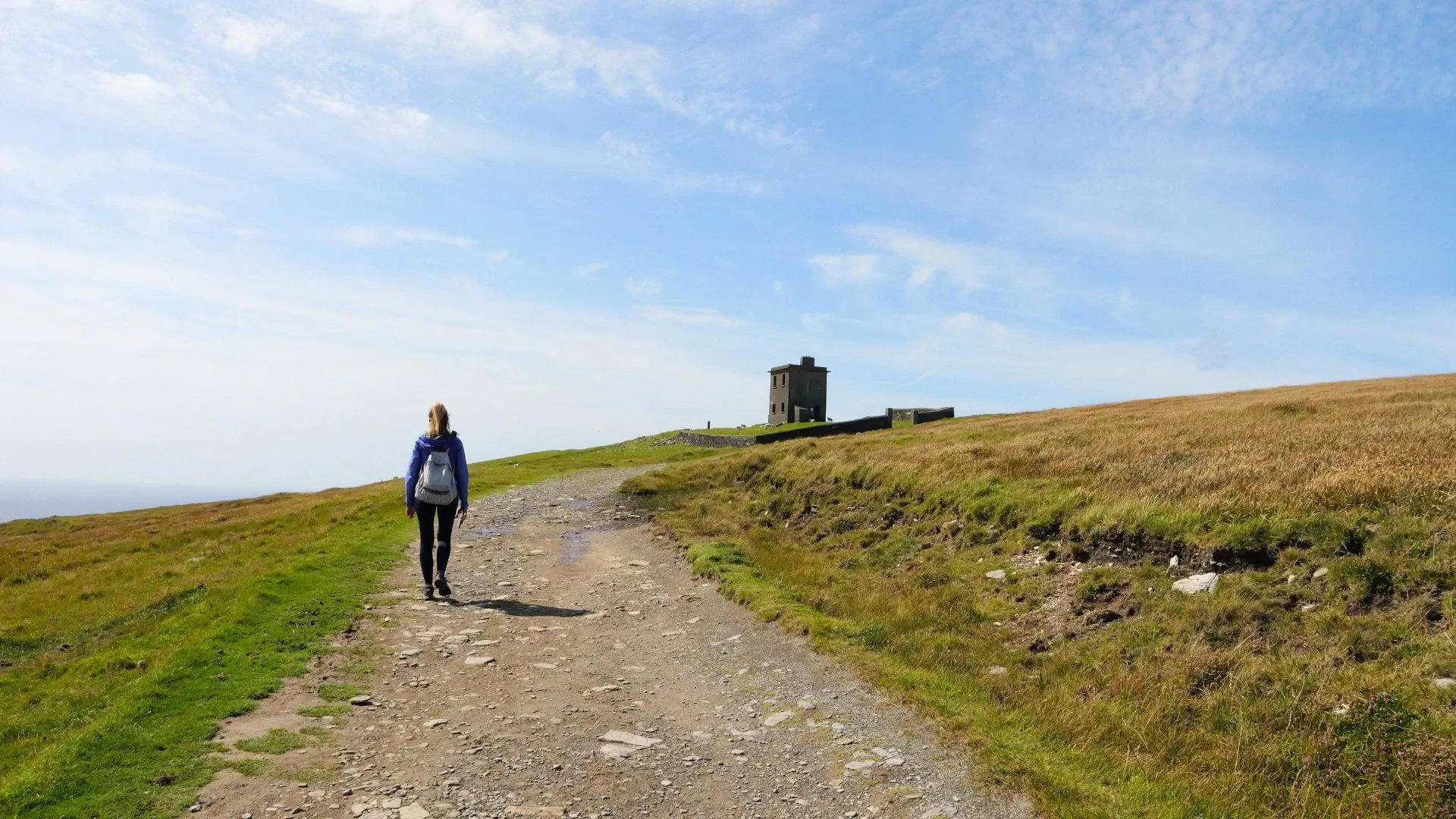 Randonneuse sur la côte de l'Anneau du Kerry - Irlande