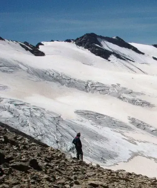 Randonneur avec sac a dos - Equipement de randonnee