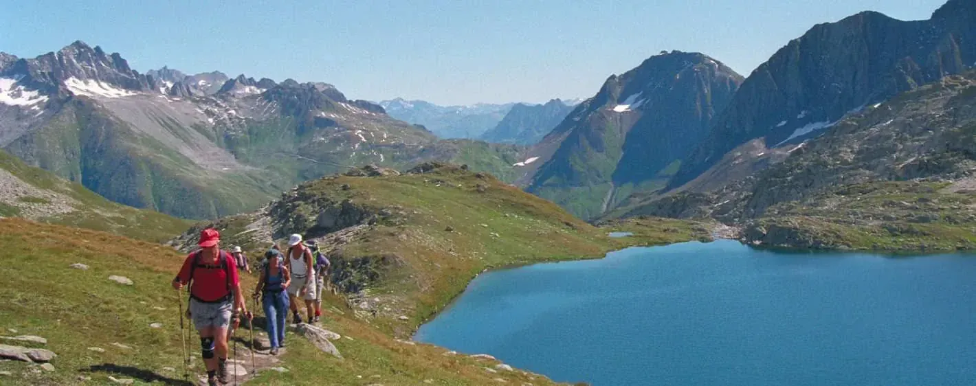 Randonneurs au-dessus du Lac Long Superieur - Mercantour - France - hikers-above-lac-long-superieur-mercantour-france-2