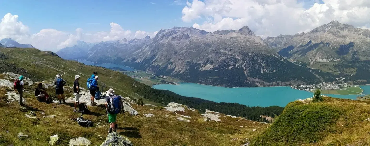 Randonneurs au-dessus du Lac Long Superieur - Mercantour - France