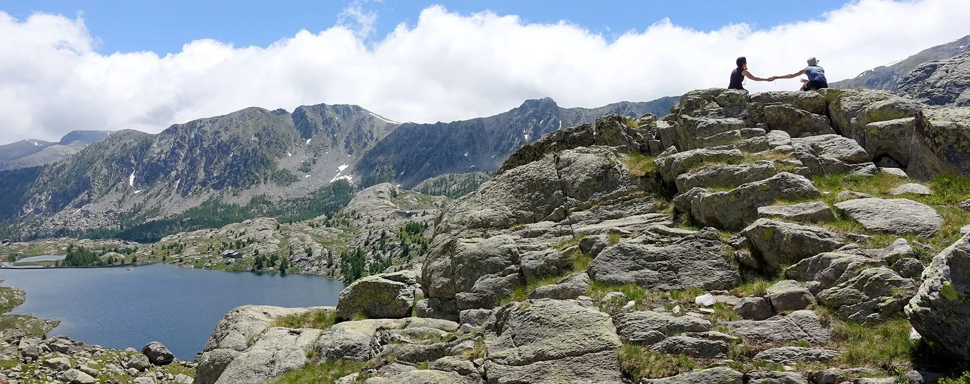 Randonneurs au-dessus du lac Fedaia - Dolomites - Italie