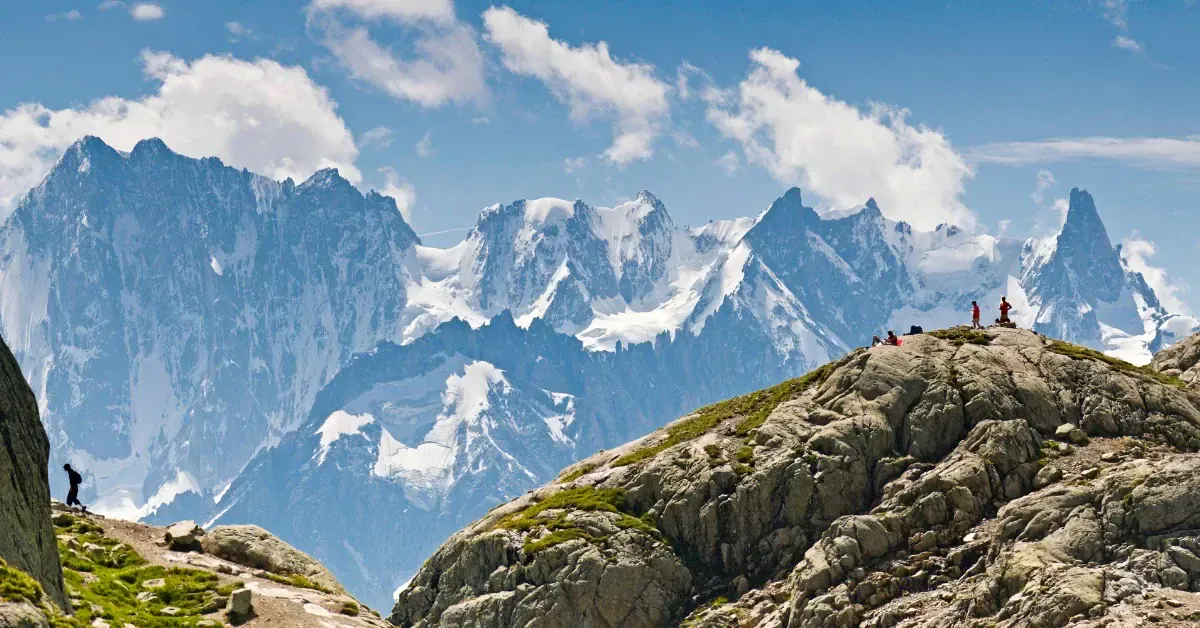 Randonneurs au sommet face au massif du Mont-Blanc - Alpes