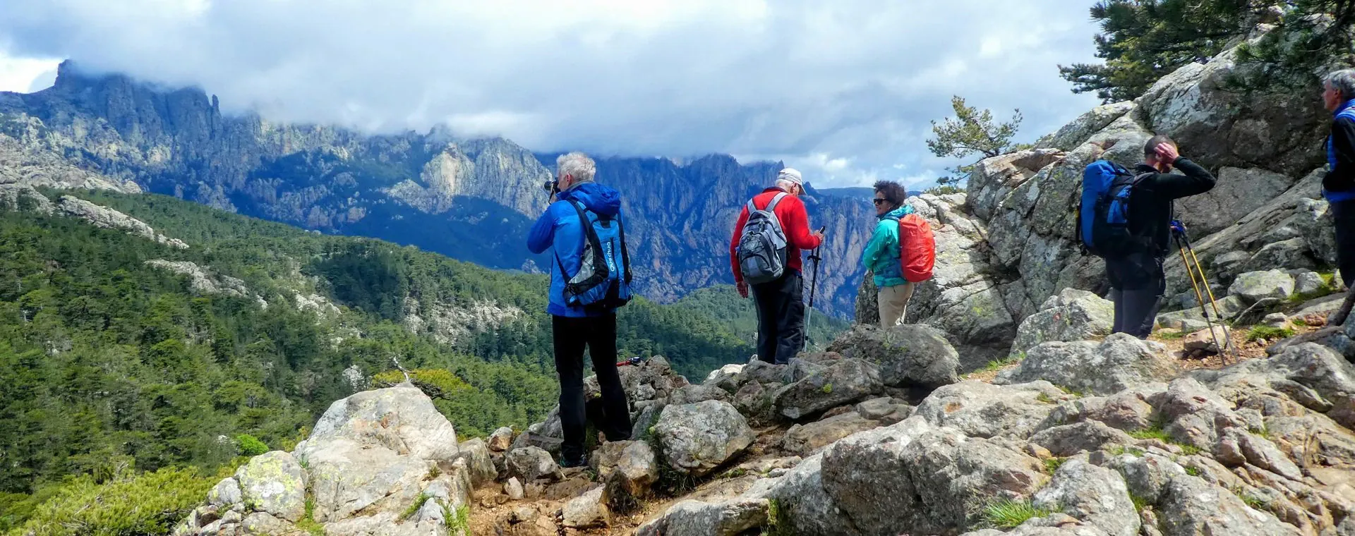 Randonneurs a Lostmarch - Presqu ile de Crozon - France