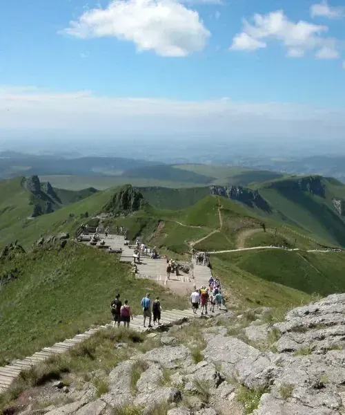 Randonneurs au sommet du Puy de Sancy - Auvergne - France