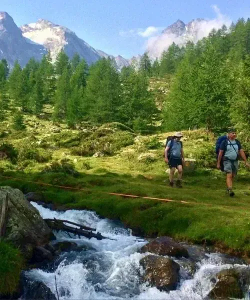 Randonneurs a Playa Sakoneta - Pays Basque - Espagne