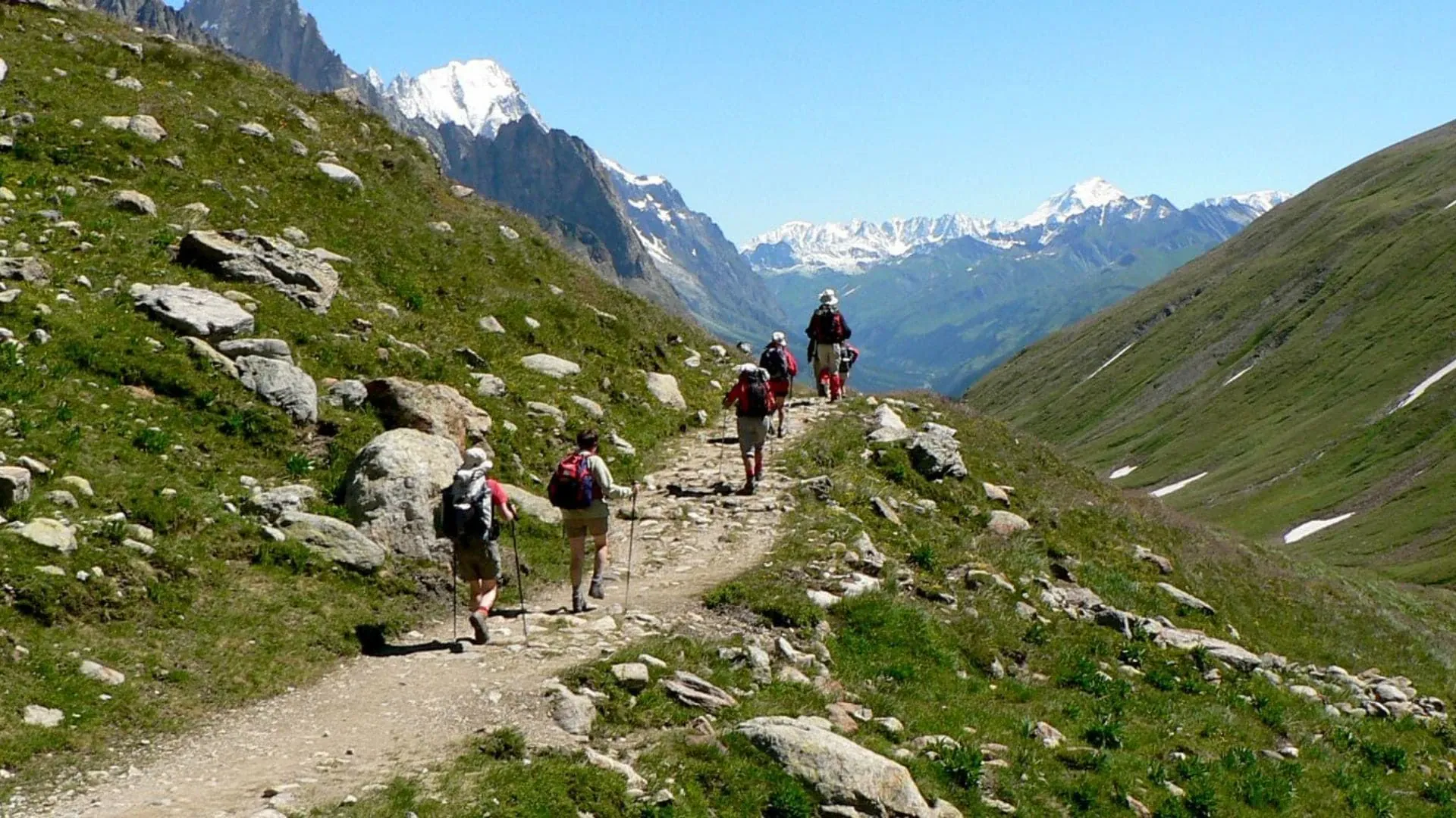 Randonneurs au refuge Soldini - Tour du Mont-Blanc - France